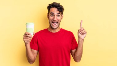 İspanyol yakışıklı bir adam bir fikri fark ettikten sonra mutlu ve heyecanlı bir dahi gibi hissediyor. kahve konseptini kaldır.