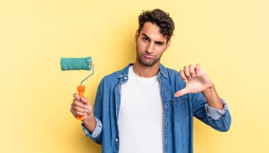 Latin asıllı yakışıklı adam kızgın, baş parmağını kaldırıyor. paten boya kavramı