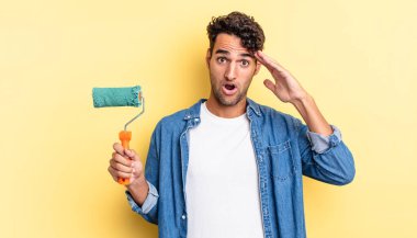 İspanyol yakışıklı adam mutlu, şaşkın ve şaşırmış görünüyor. paten boya kavramı