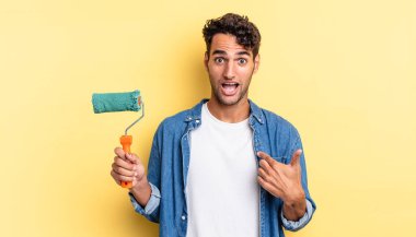 İspanyol yakışıklı adam mutlu hissediyor ve heyecanla kendini işaret ediyor. paten boya kavramı