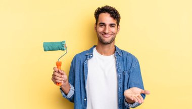 İspanyol yakışıklı adam mutlu bir şekilde gülümsüyor ve bir konsept sunuyor. paten boya kavramı