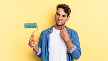 İspanyol yakışıklı adam stresli, endişeli, yorgun ve hayal kırıklığına uğramış hissediyor. paten boya kavramı