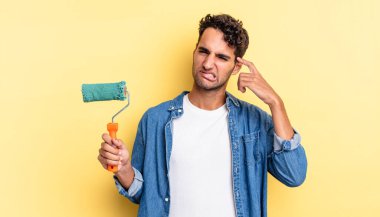 İspanyol yakışıklı adam kafası karışık ve şaşkın hissediyor, senin deli olduğunu gösteriyor. paten boya kavramı