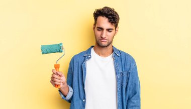 Hispanik yakışıklı adam üzgün, üzgün ya da kızgın hissediyor ve yana bakıyor. paten boya kavramı