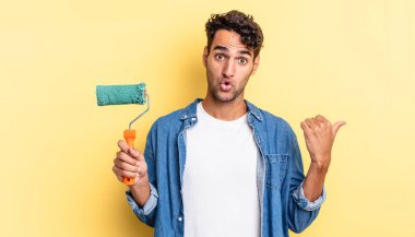 İspanyol yakışıklı adam, inançsızlıktan şaşkın şaşkın bakıyor. paten boya kavramı