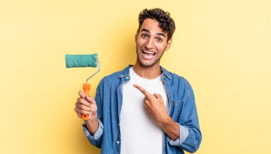 İspanyol yakışıklı adam heyecanlı ve şaşırmış görünüyor. paten boya kavramı