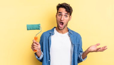 İspanyol yakışıklı adam inanılmaz bir sürprizle şaşkına dönmüş ve hayrete düşmüştü. paten boya kavramı