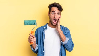 İspanyol yakışıklı adam şok olmuş ve korkmuş hissediyor. paten boya kavramı