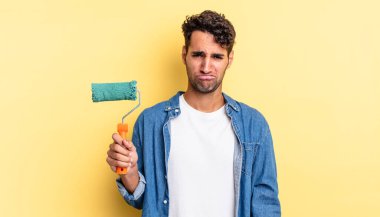 Hispanik yakışıklı adam üzgün ve mızmız, mutsuz bir bakışla ağlıyor. paten boya kavramı