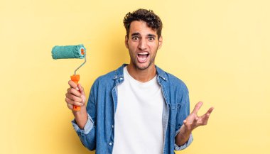 İspanyol yakışıklı adam umutsuz, sinirli ve stresli görünüyor. paten boya kavramı