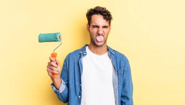 İspanyol yakışıklı adam iğreniyor, sinirleniyor ve dili dışarı çıkıyor. paten boya kavramı