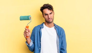 İspanyol yakışıklı adam şaşkın ve şaşkın hissediyor. paten boya kavramı