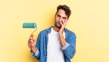 İspanyol yakışıklı bir adam yorgun, bıkkın ve uykulu hissediyor. paten boya kavramı