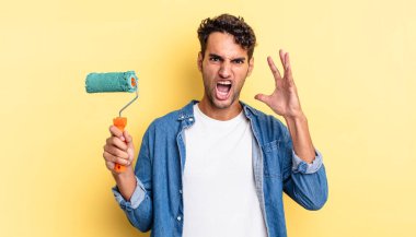 İspanyol yakışıklı adam ellerini havaya kaldırarak bağırıyor. paten boya kavramı