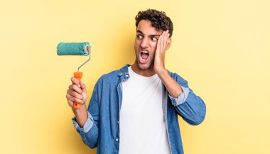 İspanyol yakışıklı adam mutlu, heyecanlı ve şaşırmış hissediyor. paten boya kavramı