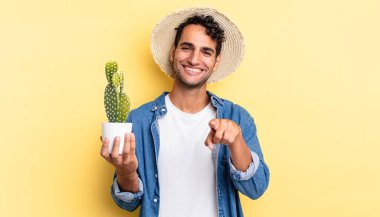 İspanyol yakışıklı adam kamerayı göstererek seni çiftçi ve kaktüs olarak seçiyor.