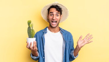 İspanyol yakışıklı adam kendini mutlu hissediyor ve inanılmaz bir çiftçi ve kaktüs kavramına hayret ediyor.