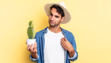 İspanyol yakışıklı adam kibirli, başarılı, pozitif ve gururlu çiftçi ve kaktüs konsepti