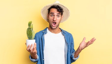 İspanyol yakışıklı adam inanılmaz sürpriz çiftçi ve kaktüs kavramına şaşırmış, şaşırmış ve şaşırmıştı.