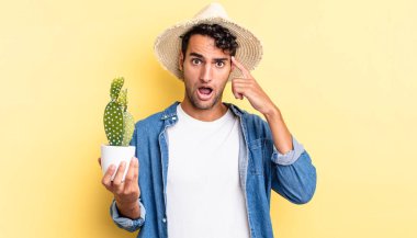İspanyol yakışıklı adam şaşırmış görünüyor, yeni bir düşünce, fikir veya konsept çiftçi ve kaktüs kavramının farkına varıyor.
