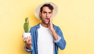 İspanyol yakışıklı adam şokta ve korkmuş çiftçi ve kaktüs kavramı