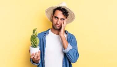 İspanyol yakışıklı bir adam sıkıcı bir çiftçi ve kaktüs kavramından sonra sıkılmış, hayal kırıklığına uğramış ve uykulu hissediyor.