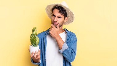 İspanyol yakışıklı düşünen, kuşkulu hisseden, kafası karışmış çiftçi ve kaktüs kavramı