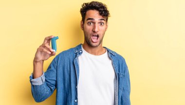 İspanyol yakışıklı adam çok şaşırmış ya da şaşkın görünüyor. astım konsepti