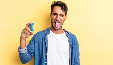 Neşeli ve asi tavırlı, şakacı ve dilsiz İspanyol yakışıklı bir adam. astım konsepti