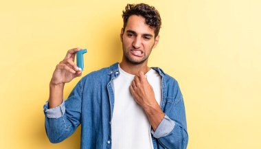 İspanyol yakışıklı adam stresli, endişeli, yorgun ve hayal kırıklığına uğramış hissediyor. astım konsepti