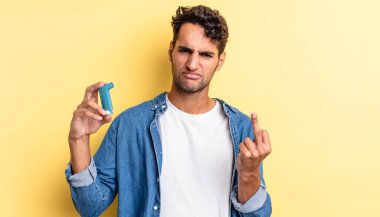 İspanyol yakışıklı adam kızgın, sinirli, asi ve agresif hissediyor. astım konsepti