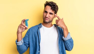 İspanyol yakışıklı adam kafası karışık ve şaşkın hissediyor, senin deli olduğunu gösteriyor. astım konsepti