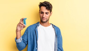 Hispanik yakışıklı adam üzgün, üzgün ya da kızgın hissediyor ve yana bakıyor. astım konsepti