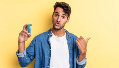 İspanyol yakışıklı adam, inançsızlıktan şaşkın şaşkın bakıyor. astım konsepti