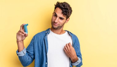 İspanyol yakışıklı adam kibirli, başarılı, pozitif ve gururlu görünüyor. astım konsepti