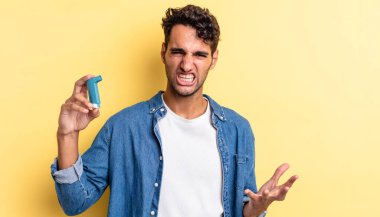 İspanyol yakışıklı adam sinirli, sinirli ve sinirli görünüyor. astım konsepti