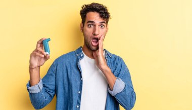 İspanyol yakışıklı adam şok olmuş ve korkmuş hissediyor. astım konsepti