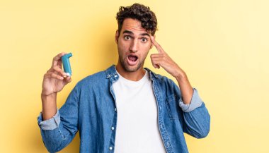 İspanyol yakışıklı adam şaşırmış görünüyor, yeni bir düşünce, fikir ya da konsept fark ediyor. astım konsepti