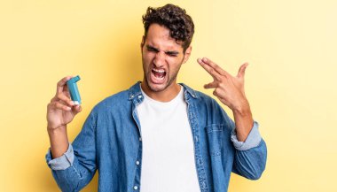 İspanyol yakışıklı adam mutsuz ve stresli görünüyor, intihar jesti silah işareti yapıyor. astım konsepti