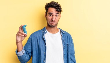 İspanyol yakışıklı adam kafası karışmış ve şaşkın görünüyor. astım konsepti