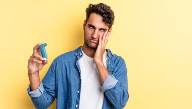 İspanyol yakışıklı bir adam yorgun, bıkkın ve uykulu hissediyor. astım konsepti