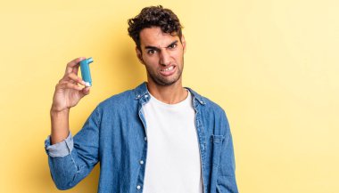 İspanyol yakışıklı adam şaşkın ve şaşkın hissediyor. astım konsepti