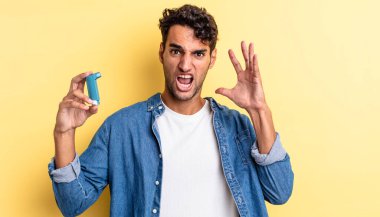 İspanyol yakışıklı adam ellerini havaya kaldırarak bağırıyor. astım konsepti