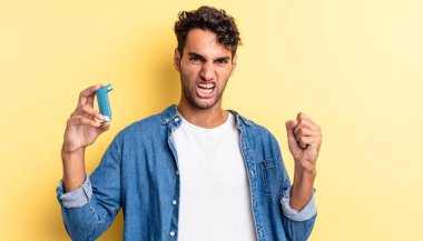 İspanyol yakışıklı adam sinirli bir ifadeyle agresif bir şekilde bağırıyor. astım konsepti