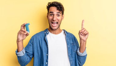 İspanyol yakışıklı bir adam bir fikri fark ettikten sonra mutlu ve heyecanlı bir dahi gibi hissediyor. astım konsepti