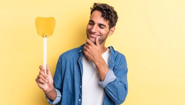 Mutlu, kendine güvenen, elleri çenesinde gülümseyen İspanyol yakışıklı bir adam. Sinekleri öldürür