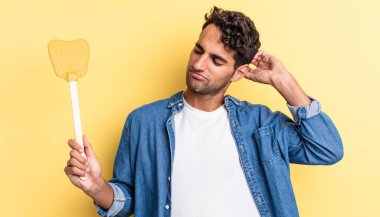 İspanyol yakışıklı adam şaşkın ve kafası karışık, kaşınan bir kafa hissediyor. Sinekleri öldürür