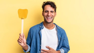 İspanyol yakışıklı bir adam komik bir şakaya yüksek sesle gülüyor. Sinekleri öldürür