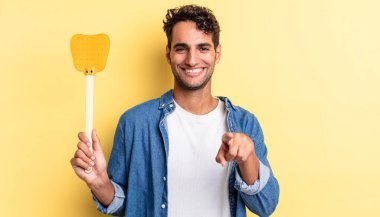 İspanyol yakışıklı adam kamerayı göstererek seni seçiyor. Sinekleri öldürür