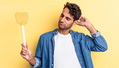 İspanyol yakışıklı adam mutlu bir şekilde gülümsüyor ve hayal kuruyor ya da şüphe ediyor. Sinekleri öldürür